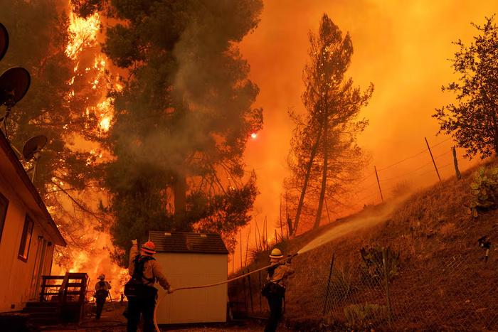 Lee más sobre el artículo Más de 2700 evacuados por incendios en las afueras de Los Ángeles 