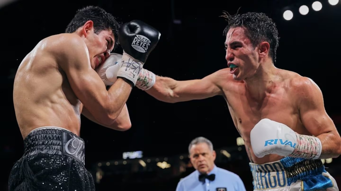 Lee más sobre el artículo Histórico triunfo del boxeador de Arroyo Seco, Mirco Cuello, que se consagró campeón mundial ante la mirada de Mike Tyson