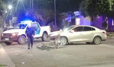 Lee más sobre el artículo Accidente en zona oeste entre un automóvil y una moto que había sido robada