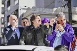 Lee más sobre el artículo Piedrazos a Milei y caravana fallida en Lomas de Zamora