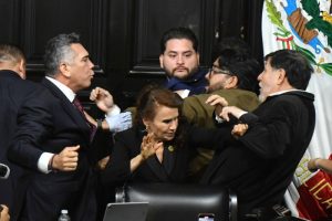 Lee más sobre el artículo Bochornosa sesión en el Senado de México: terminaron a las piñas