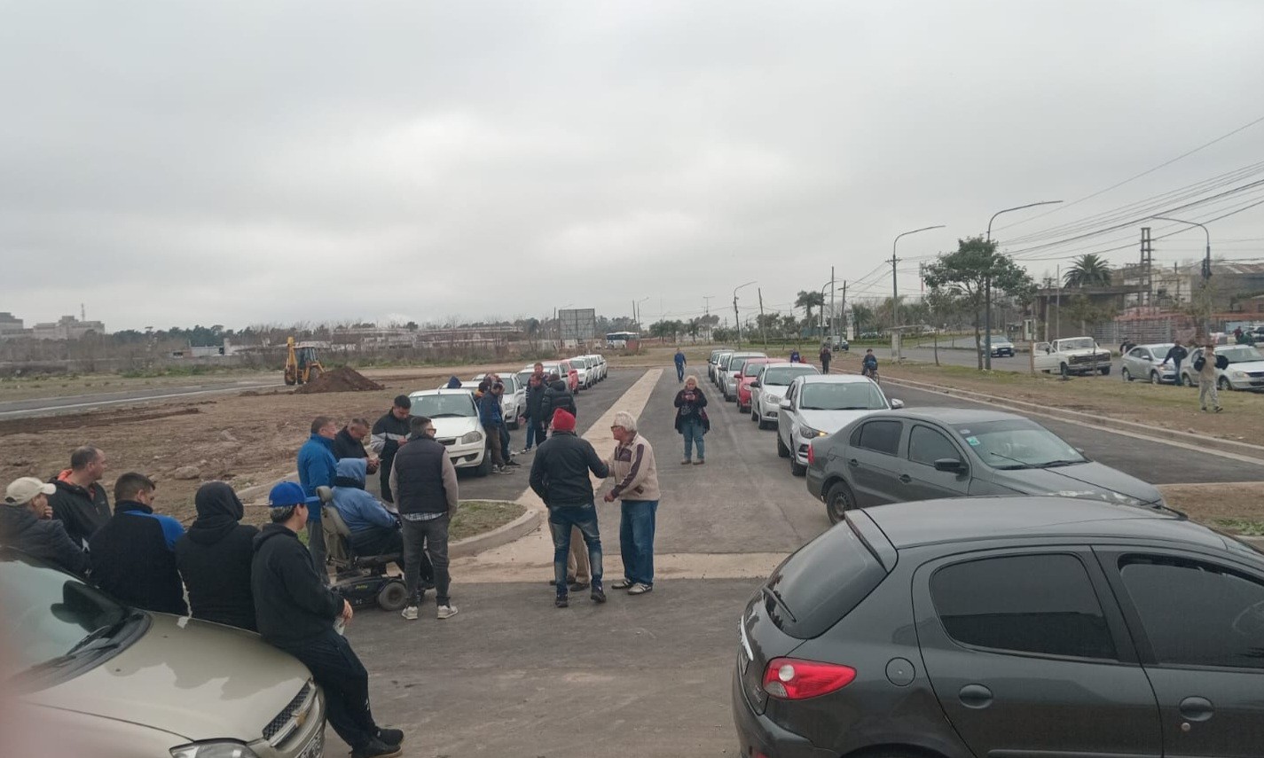 Lee más sobre el artículo Remiseros nicoleños reclaman al municipio por competencia desleal de Uber en San Nicolás