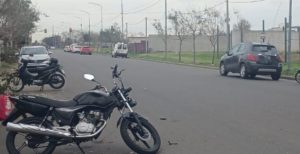 Lee más sobre el artículo Dos jóvenes resultaron heridos tras choque entre moto y auto en la zona sur