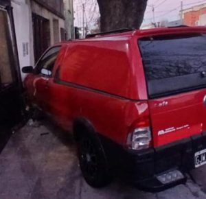 Lee más sobre el artículo Perdió el control de su camioneta y se incrustó contra una casa