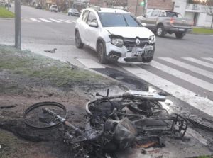 Lee más sobre el artículo Grave accidente en Dámaso Valdés y Moreno, donde una moto se prendió fuego tras chocar con automóvil