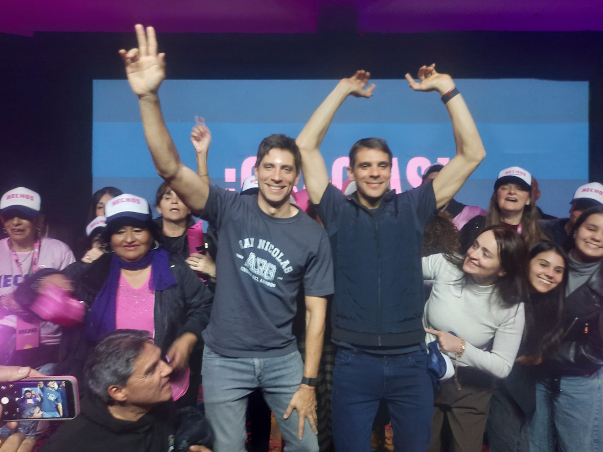 Lee más sobre el artículo Festejos en el búnker de «Hechos», tras la amplia victoria de los hermanos Passaglia