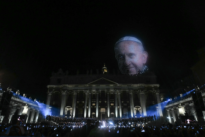 Lee más sobre el artículo El rostro del papa Francisco iluminó el cielo del Vaticano con drones
