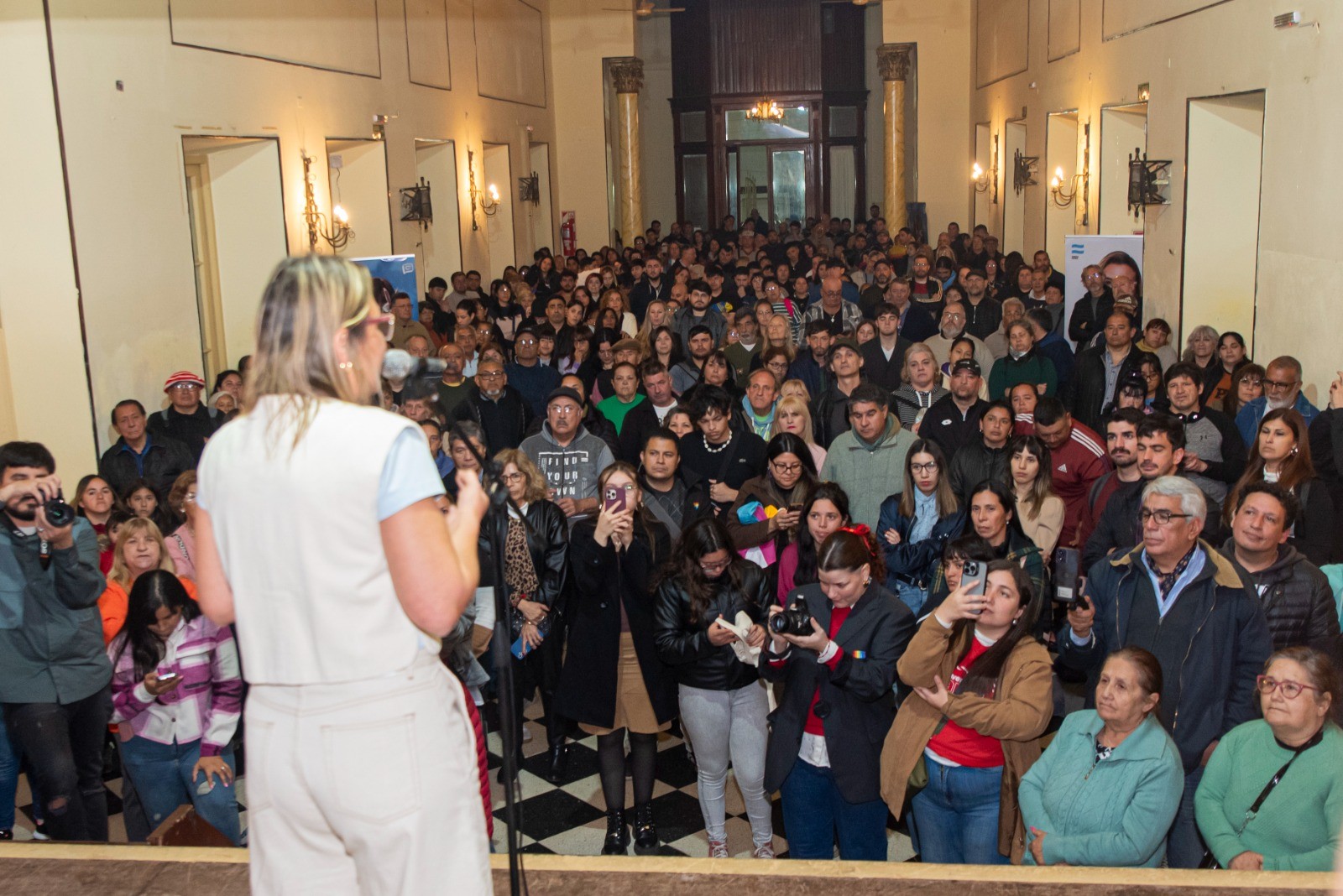 Lee más sobre el artículo Fuerza Patria cerró su campaña con un acto encabezado por Cecilia Comerio