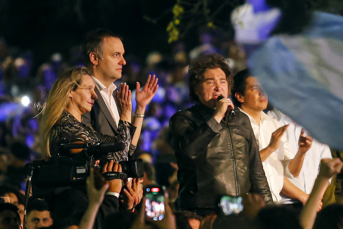 Lee más sobre el artículo Spots, giras y hasta un show para tapar las coimas y la crisis económica