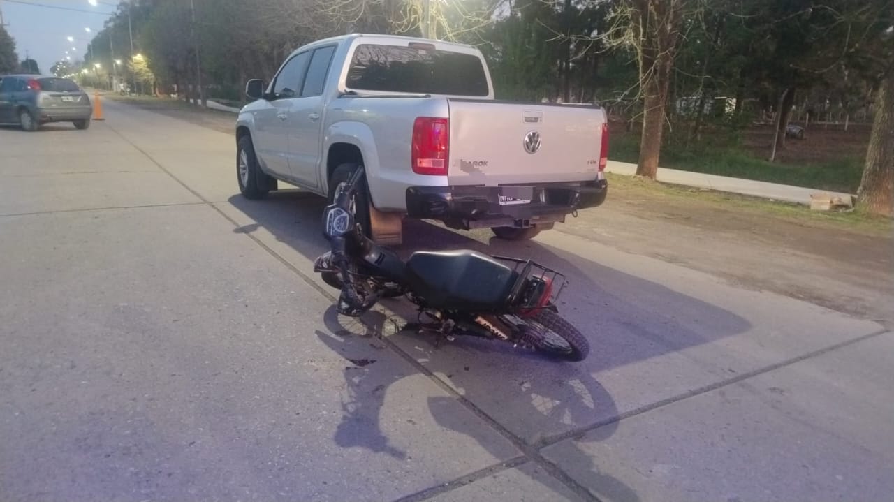 Lee más sobre el artículo Un adolescente sufrió lesiones graves tras choque entre camioneta y moto en La Emilia