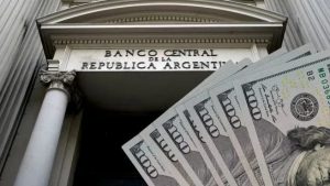 Lee más sobre el artículo El Banco Central quema reservas: vendió US$678 millones para frenar la suba del dólar