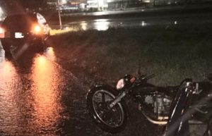 Lee más sobre el artículo Dos personas con politraumatismos tras nuevo choque entre moto y auto