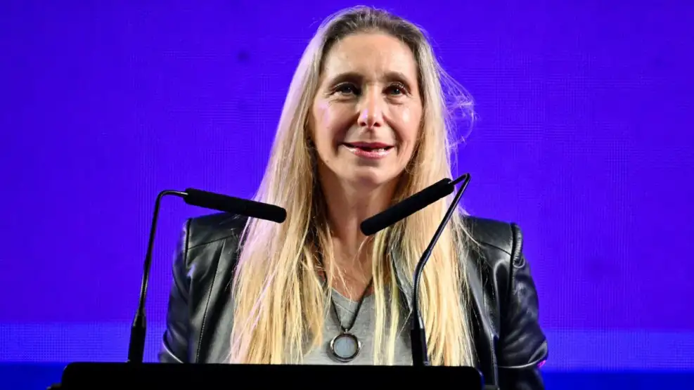 Lee más sobre el artículo Del streaming a las canchas: “Alta Coimera”, el hit viral que convirtió la bronca en canción