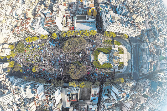 Lee más sobre el artículo Argentina está viva: Los vetos y el plan de ajuste de Milei acumulan derrotas