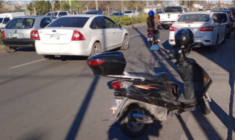 Lee más sobre el artículo Una mujer resultó herida tras choque entre moto y auto en la zona norte