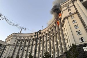 Lee más sobre el artículo Guerra en Ucrania: un ataque aéreo de Rusia alcanzó la sede del gobierno en Kiev