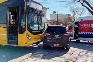 Lee más sobre el artículo Villa Constitución: una mujer resultó herida cuando su auto fue impactado por un colectivo