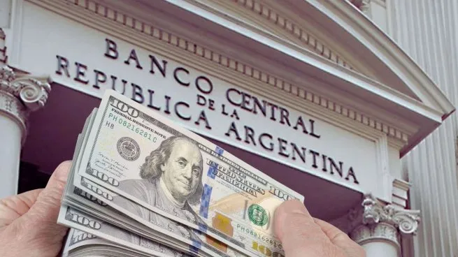 Lee más sobre el artículo Crece la tensión cambiaria: el dólar oficial quebró el techo de la banda y BCRA debió vender u$s53 millones