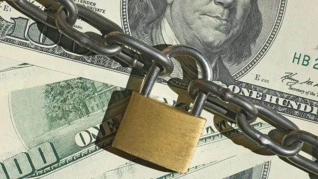 Lee más sobre el artículo Reinstauran una medida del cepo al dólar para los ahorristas: quien compre en el oficial no podrá vender en el MEP y CCL