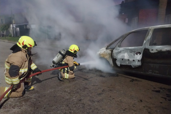 Lee más sobre el artículo Dos autos quedaron destruidos por sendos incendios en Empalme Villa Constitución