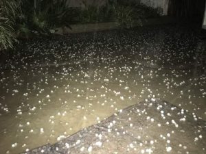 Lee más sobre el artículo Sorpresiva caída de granizo en algunos barrios de la zona sur y oeste de San Nicolás