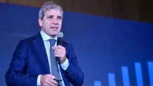 Lee más sobre el artículo En medio de la tensión cambiaria, Luis Caputo adelantó: «Vamos a vender hasta el último dólar en el techo de la banda»