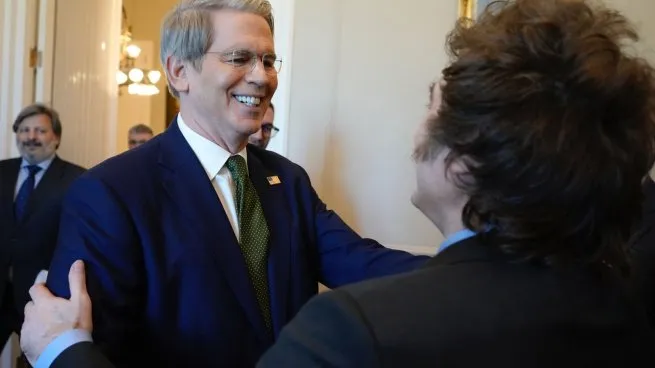 Lee más sobre el artículo El Tesoro de EEUU confirmó que negocia con el Gobierno de Milei una línea de swap por u$s20.000 millones