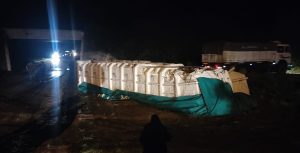 Lee más sobre el artículo Increíble: camionero iba con la caja levantada y se chocó el puente en Ramallo