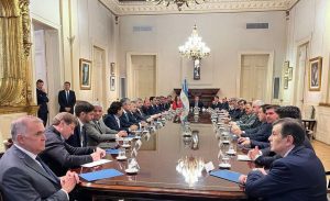 Lee más sobre el artículo Tras la derrota electoral, Milei conformará una mesa política con funcionarios propios y una de diálogo con los gobernadores