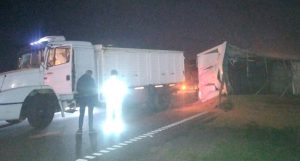 Lee más sobre el artículo Perdió el control del camión y volcó la carga de trigo