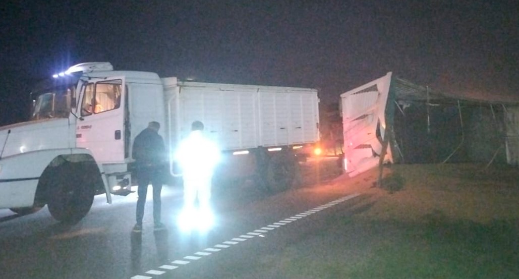 Lee más sobre el artículo Perdió el control del camión y volcó la carga de trigo