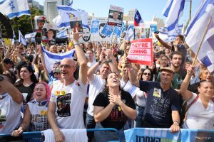 Lee más sobre el artículo Israel liberó a 1.968 presos palestinos a cambio de los 20 rehenes entregados por Hamas