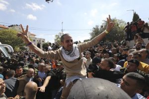 Lee más sobre el artículo Los 154 prisioneros palestinos deportados por Israel llegaron a Egipto