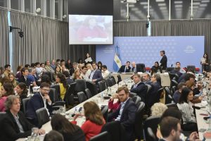 Lee más sobre el artículo Mientras crece el narcoescándalo, Espert se ata a la banca y se esconde detrás de Milei