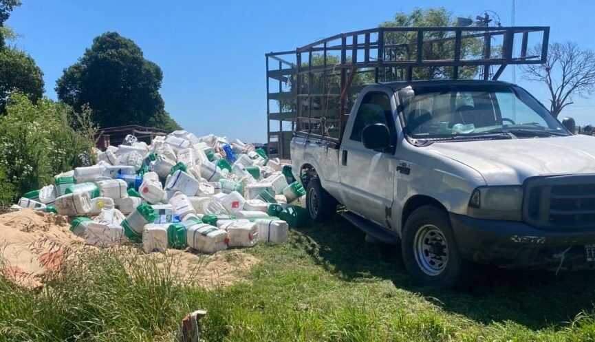 Lee más sobre el artículo Ramallo: dos detenidos por transportar mil bidones de fitosanitarios sin el permiso correspondiente