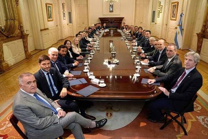 Lee más sobre el artículo Milei consiguió la foto con Gobernadores que pedían Bessent y Trump