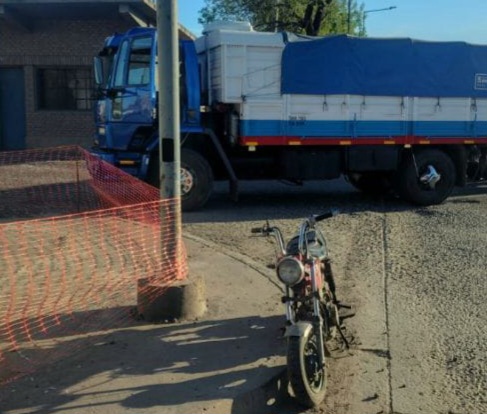 Lee más sobre el artículo Motociclista sufrió lesiones al colisionar con camión en la zona sur