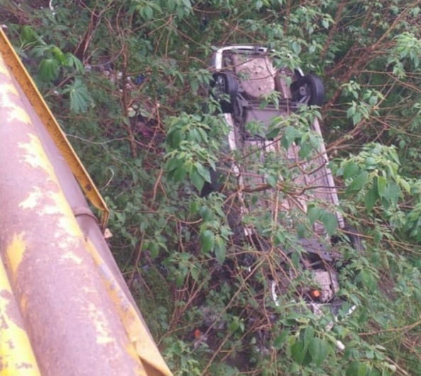Lee más sobre el artículo Un automóvil cayó desde el puente en Barrio Los Provincianos