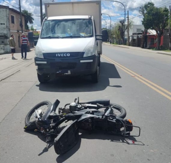 Lee más sobre el artículo Joven motociclista en grave estado tras colisión con auto y camión en la Ruta 188