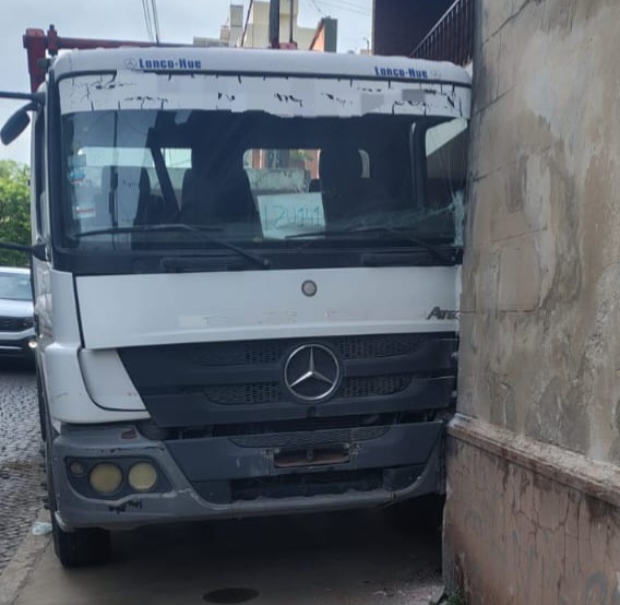 Lee más sobre el artículo Un camión se estrelló contra vivienda en la zona céntrica