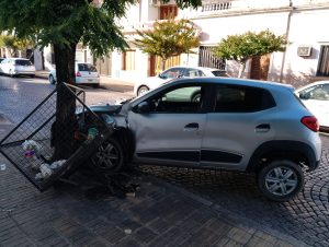 Lee más sobre el artículo Insólito: se quedó dormido y chocó un cesto de basura