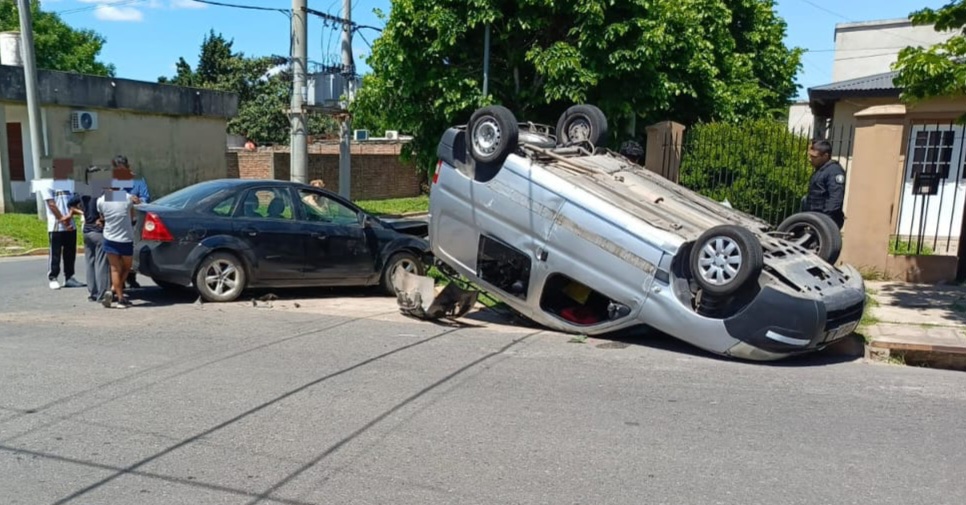 Lee más sobre el artículo Choque y vuelco en la zona sur, con un hombre hospitalizado
