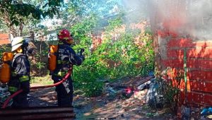 Lee más sobre el artículo Incendio en Barrio Mitre ocasiona graves daños materiales y una menor debió ser asistida