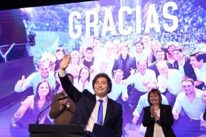Lee más sobre el artículo Luego de ganar las elecciones, Milei convocó a legisladores y gobernadores de otros partidos para acordar las reformas