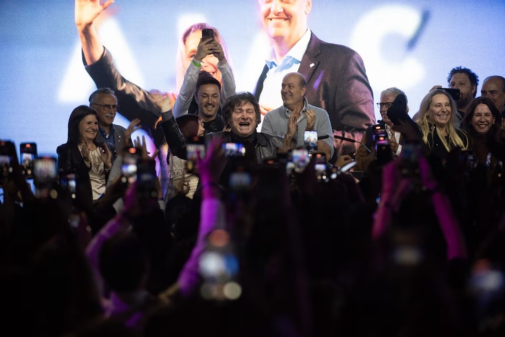 Lee más sobre el artículo Categórico triunfo de La Libertad Avanza: gana en la provincia de Buenos Aires y obtiene más del 40% de los votos en todo el país