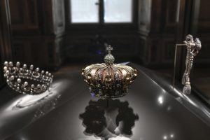 Lee más sobre el artículo Robo en el Louvre: vaciaron la sala de las joyas de la Corona y escaparon en moto