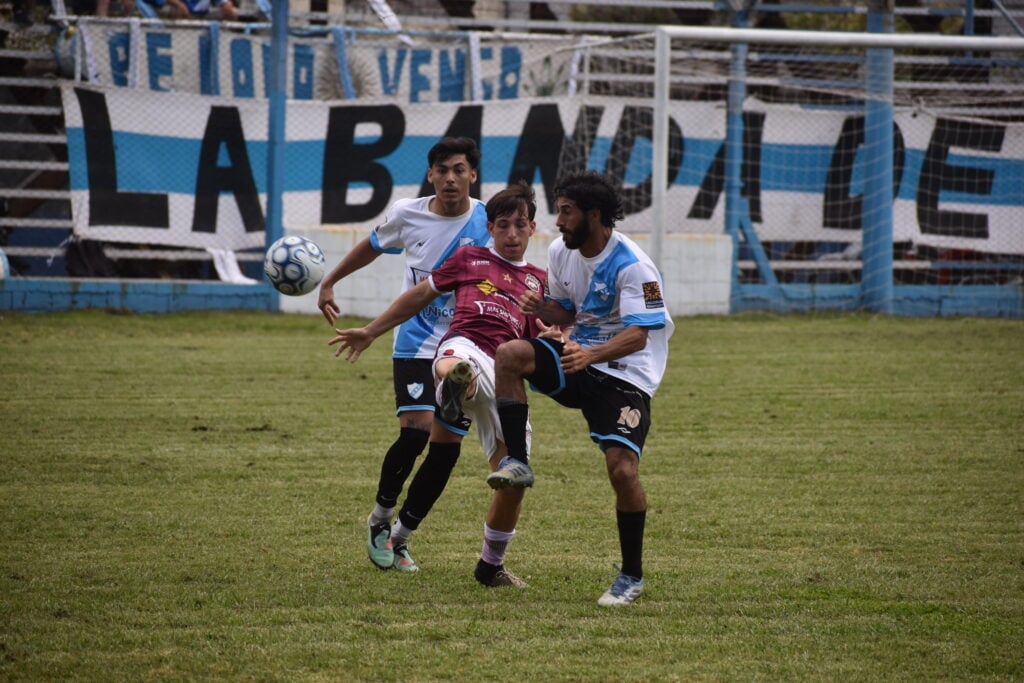 Lee más sobre el artículo Fútbol local: Paraná consiguió un gran triunfo ante Defensores