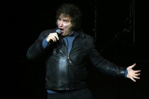 Lee más sobre el artículo Milei y su banda brindaron un show insólito, viejo y repetido