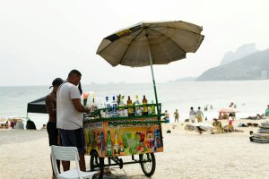 Lee más sobre el artículo Crisis sanitaria en Brasil por intoxicaciones masivas por bebidas alcohólicas adulteradas