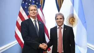 Lee más sobre el artículo Auxilio de Trump: Scott Bessent anunció que el Tesoro de EEUU vendió dólares en el mercado y confirmó el swap por u$s20.000 millones